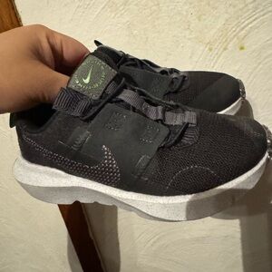 Nike Black and Green Sneakers with Velcro Closure and Breathable Mesh